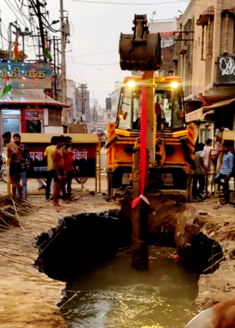 टूटी पेयजल की पाइपलाइन को ठीक करते निगम कर्मी टूटी पेयजल की पाइपलाइन को ठीक करते निगम कर्मी