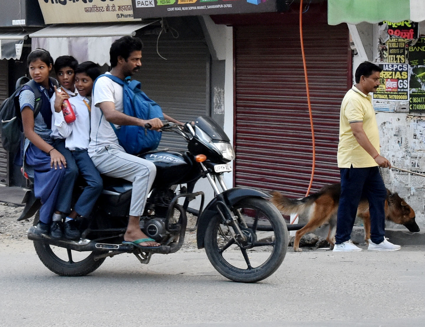 यातायात नियमो का उल्लघंन करते बिना हेलमेट के बच्चो को स्कूल छोडने जाते अभिभावक यातायात नियमो का उल्लघंन करते बिना हेलमेट के बच्चो को स्कूल छोडने जाते अभिभावक