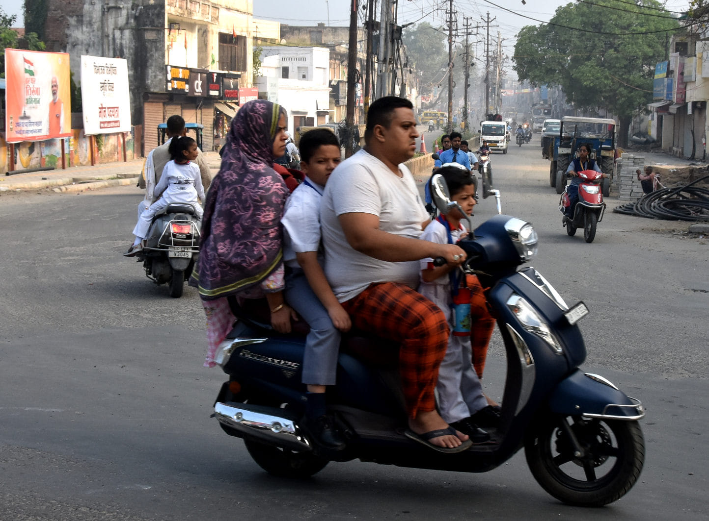यातायात नियमो का उल्लघंन करते बिना हेलमेट के बच्चो को स्कूल छोडने जाते अभिभावक यातायात नियमो का उल्लघंन करते बिना हेलमेट के बच्चो को स्कूल छोडने जाते अभिभावक