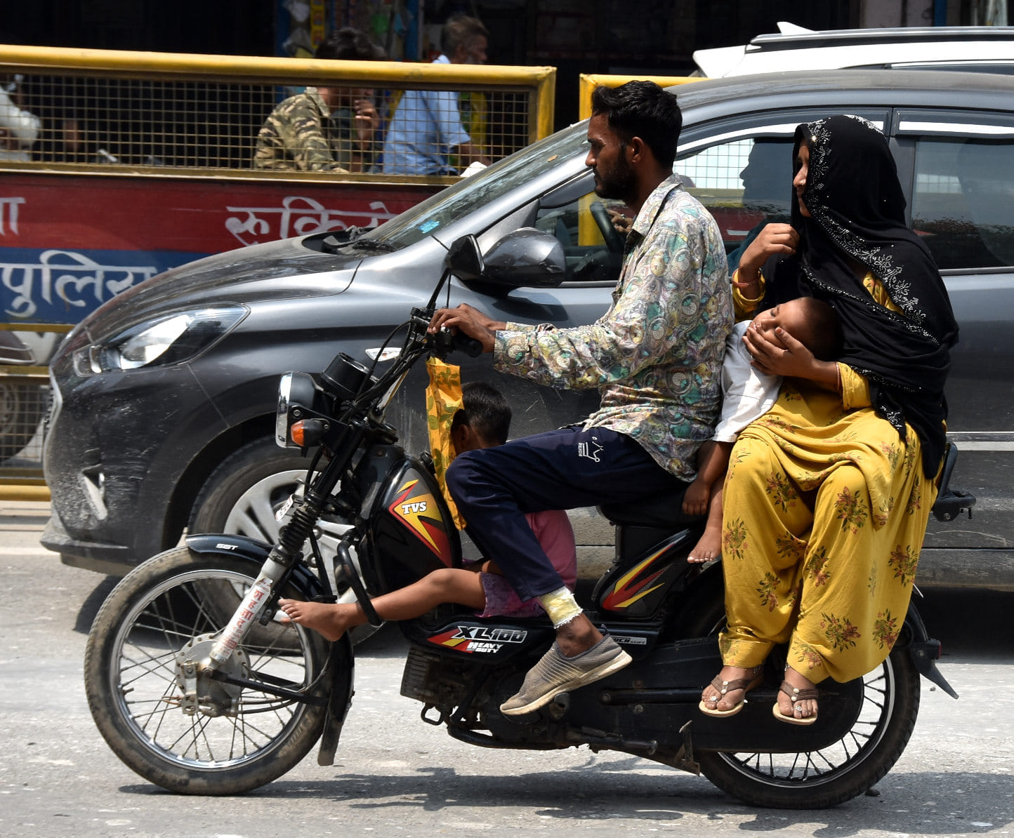 यातायात नियमो का उल्लघंन करते बिना हेलमेट और बच्चे को तेल के टेंक के पास बैठाकर दिल्ली रोड की और ज? यातायात नियमो का उल्लघंन करते बिना हेलमेट और बच्चे को तेल के टेंक के पास बैठाकर दिल्ली रोड की और ज?