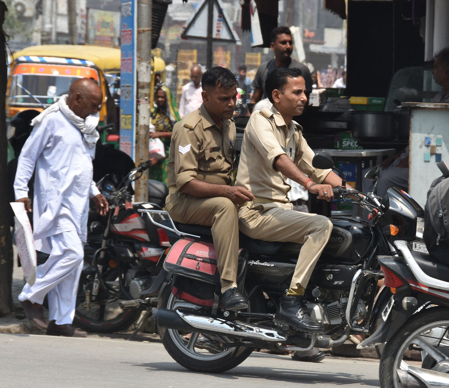 यातायात नियमो का उल्लघंन करते करते पुलिस कर्मी बिना हेलमेट के बाइक पर जाते पुलिस कर्मी यातायात नियमो का उल्लघंन करते करते पुलिस कर्मी बिना हेलमेट के बाइक पर जाते पुलिस कर्मी