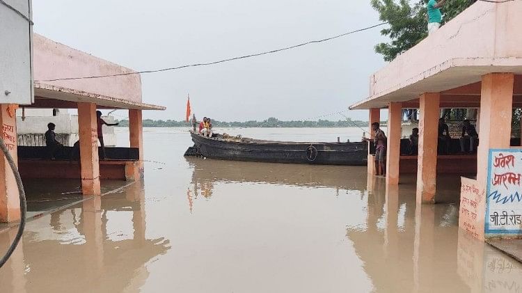 भदोही में गंगा का रौद्र रूप