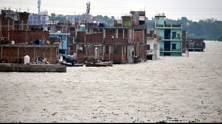 छोटा बघाड़ा क्षेत्र में बाढ़ का पानी घर में घुस जाने के कारण लोग कैद हो गए हैं।