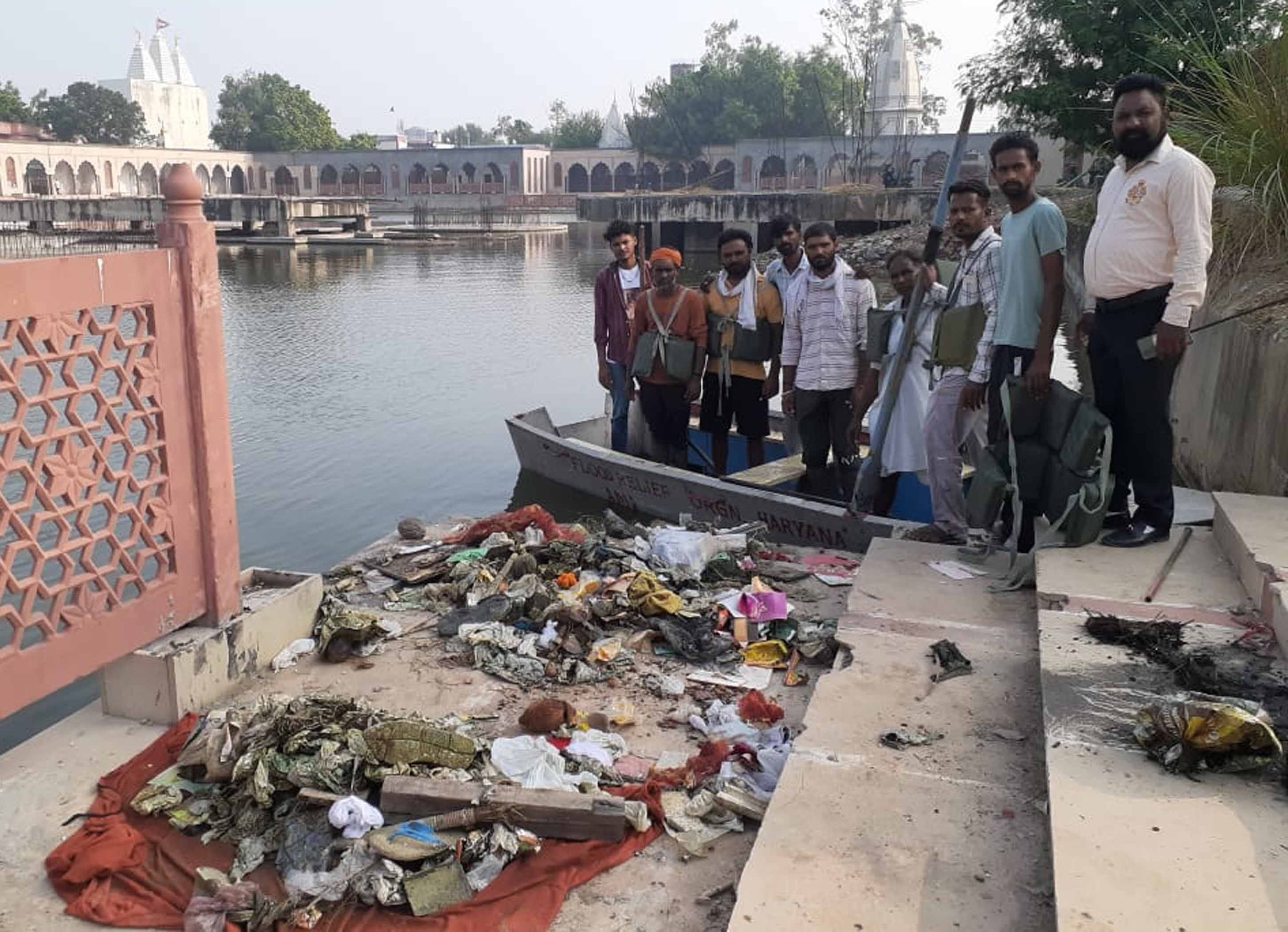 अंबाला सिटी के नौरंगराय तालाब की सफाई करते निगम कर्मचारी।  संवाद