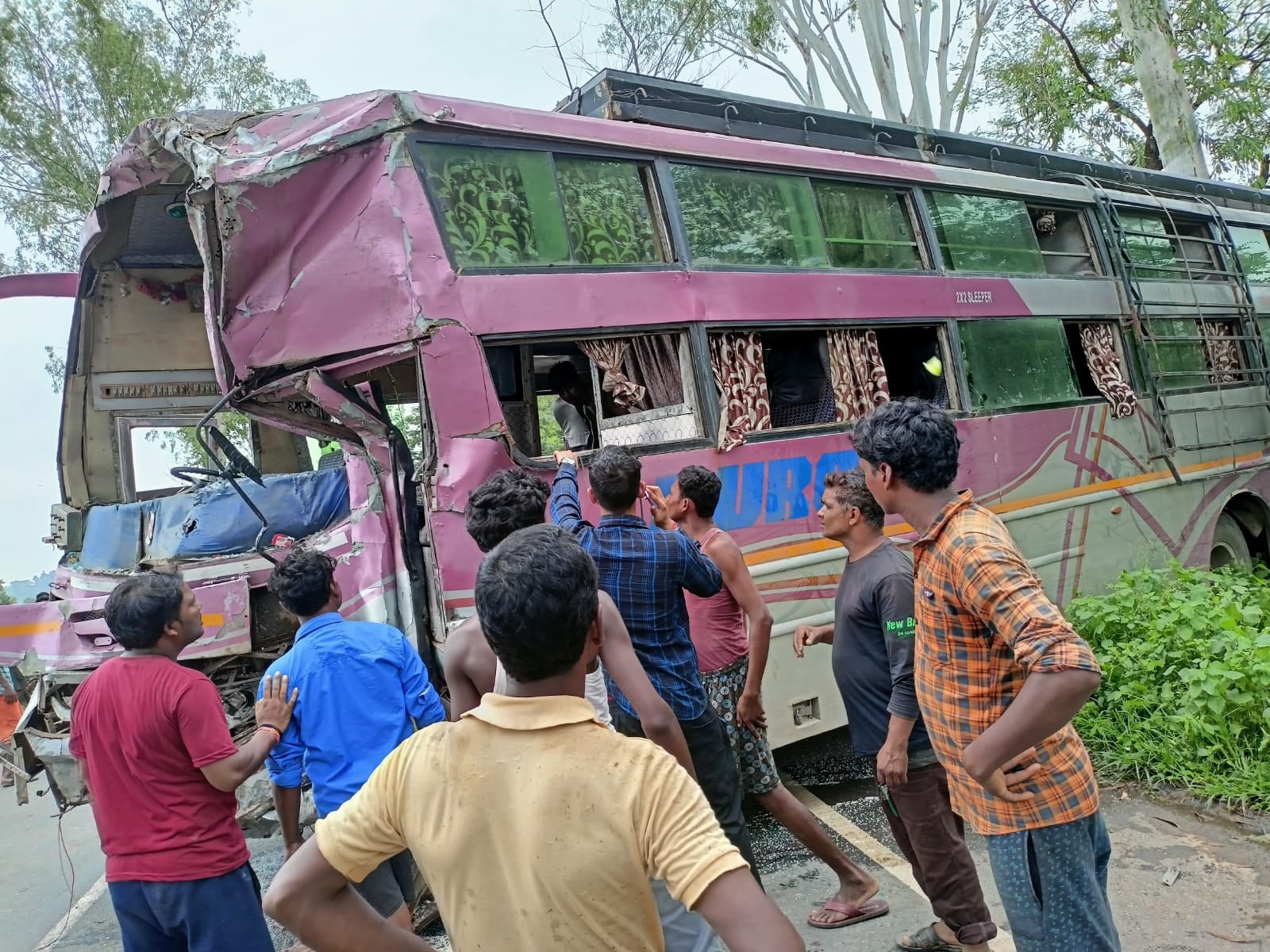 बभनी के पिपराखांड में सड़क दुर्घटना में क्षतिग्रस्त बस । बभनी के पिपराखांड में सड़क दुर्घटना में क्षतिग्रस्त बस ।