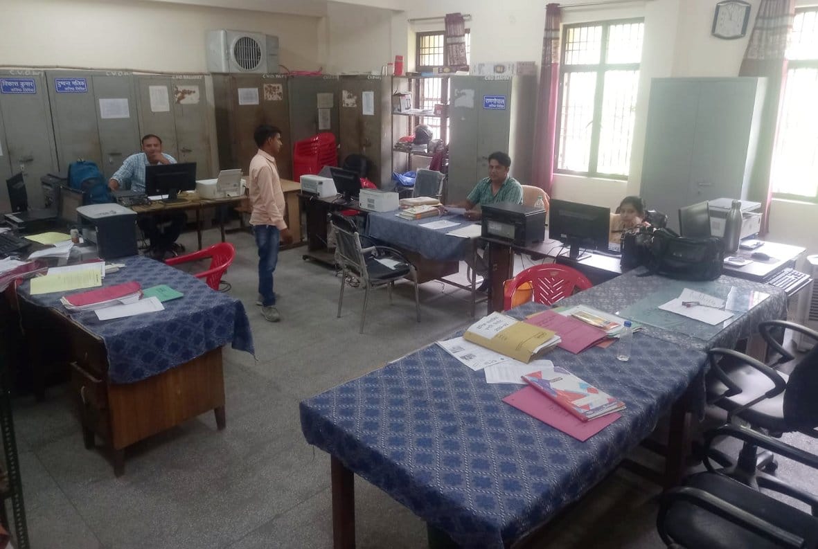 बागपत विकास भवन स्थित पशु पालन विभाग के कार्यलय में अनुपस्थित कर्मचारी व कुछ कर्मचारी मौजूद रहे बागपत विकास भवन स्थित पशु पालन विभाग के कार्यलय में अनुपस्थित कर्मचारी व कुछ कर्मचारी मौजूद रहे