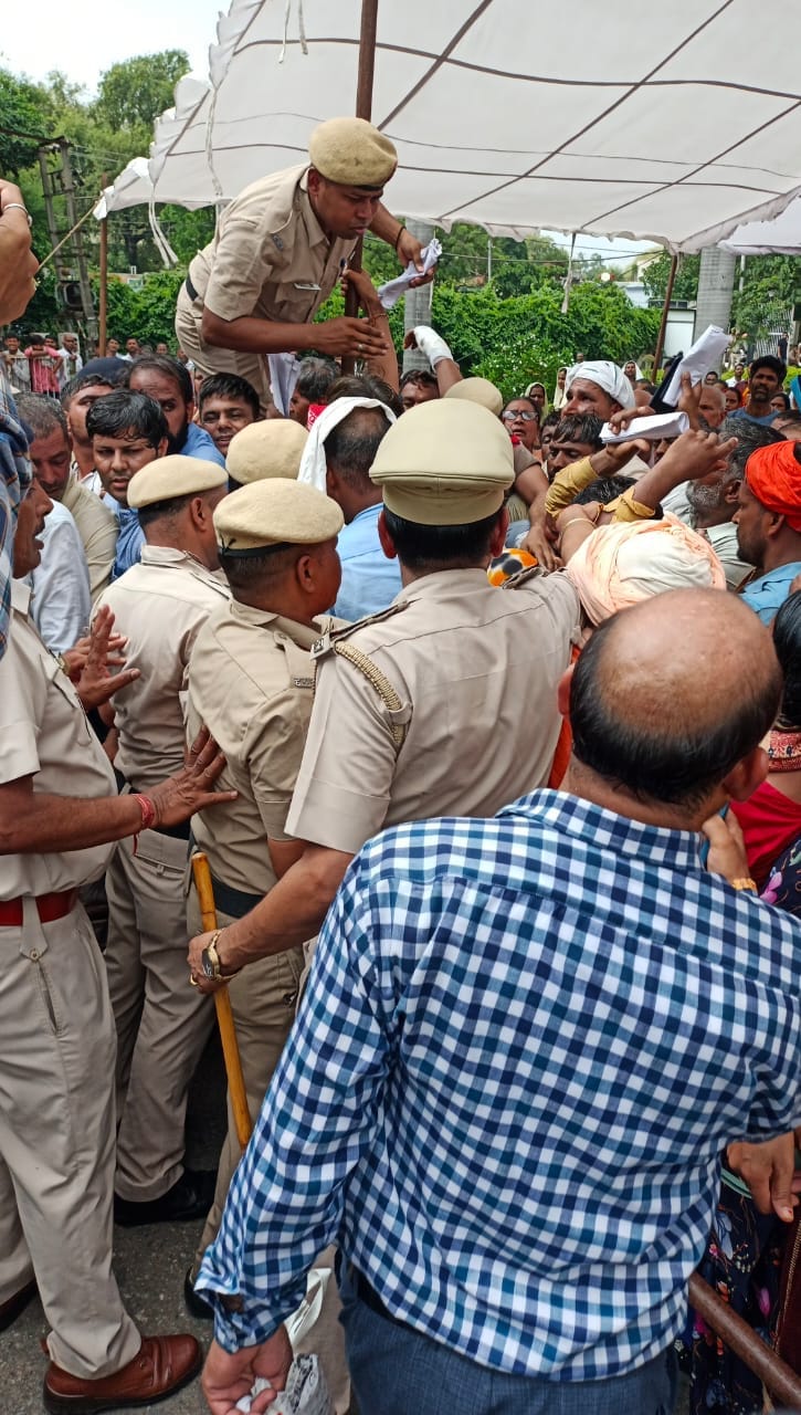  भीड़ अनियंत्रित होने पर धक्कामुक्की के बाद व्यवस्था बनाती पुलिस।  संवाद