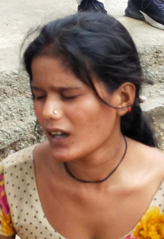 फोटो-16- मृतक मुकेश पुत्र श्रीधर की रोती बिलखती पत्नी माधुरी फोटो-16- मृतक मुकेश पुत्र श्रीधर की रोती बिलखती पत्नी माधुरी