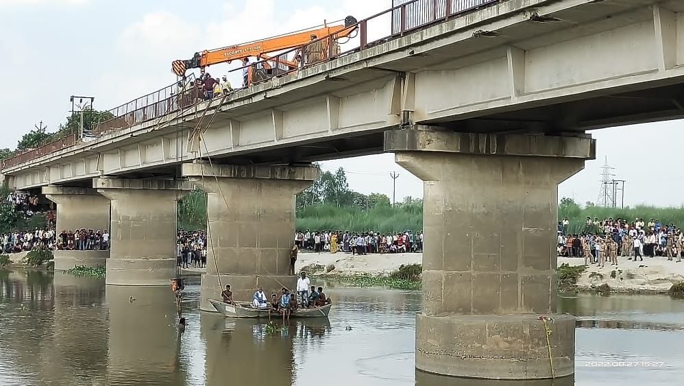 फोटो-22- पाली में गर्रा नदी में नाव से किसानों की तलाश करते गोताखोर फोटो-22- पाली में गर्रा नदी में नाव से किसानों की तलाश करते गोताखोर