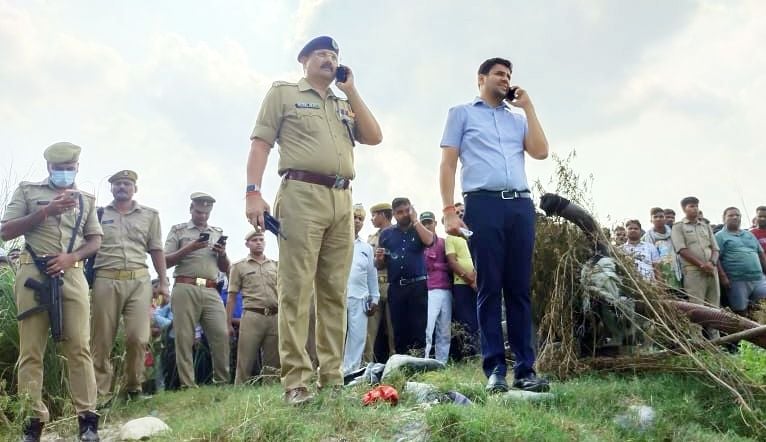 फोटो-23- पाली में घटनास्थल पर मौजूद जिलाधिकारी अविनाश कुमार एसपी राजेश द्विवेदी फोटो-23- पाली में घटनास्थल पर मौजूद जिलाधिकारी अविनाश कुमार एसपी राजेश द्विवेदी