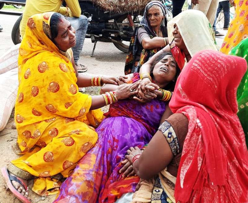घटना के बाद रोती-बिलखती मृतक सोनू की मां देवकली।