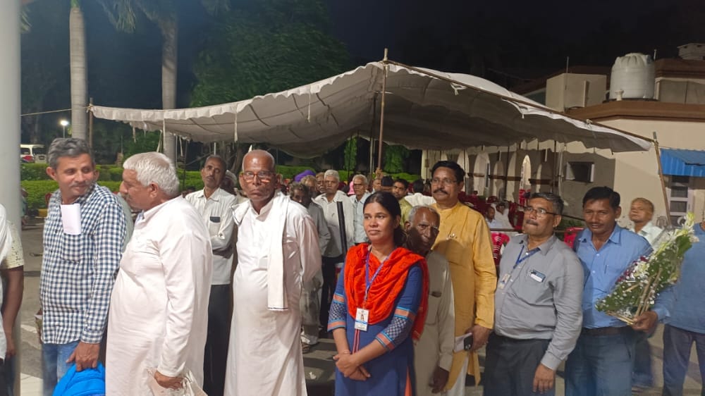 जनता दरबार में रात के अंधेरे में भी शिकायतें सुनाने के लिए खड़े लोग।  संवाद