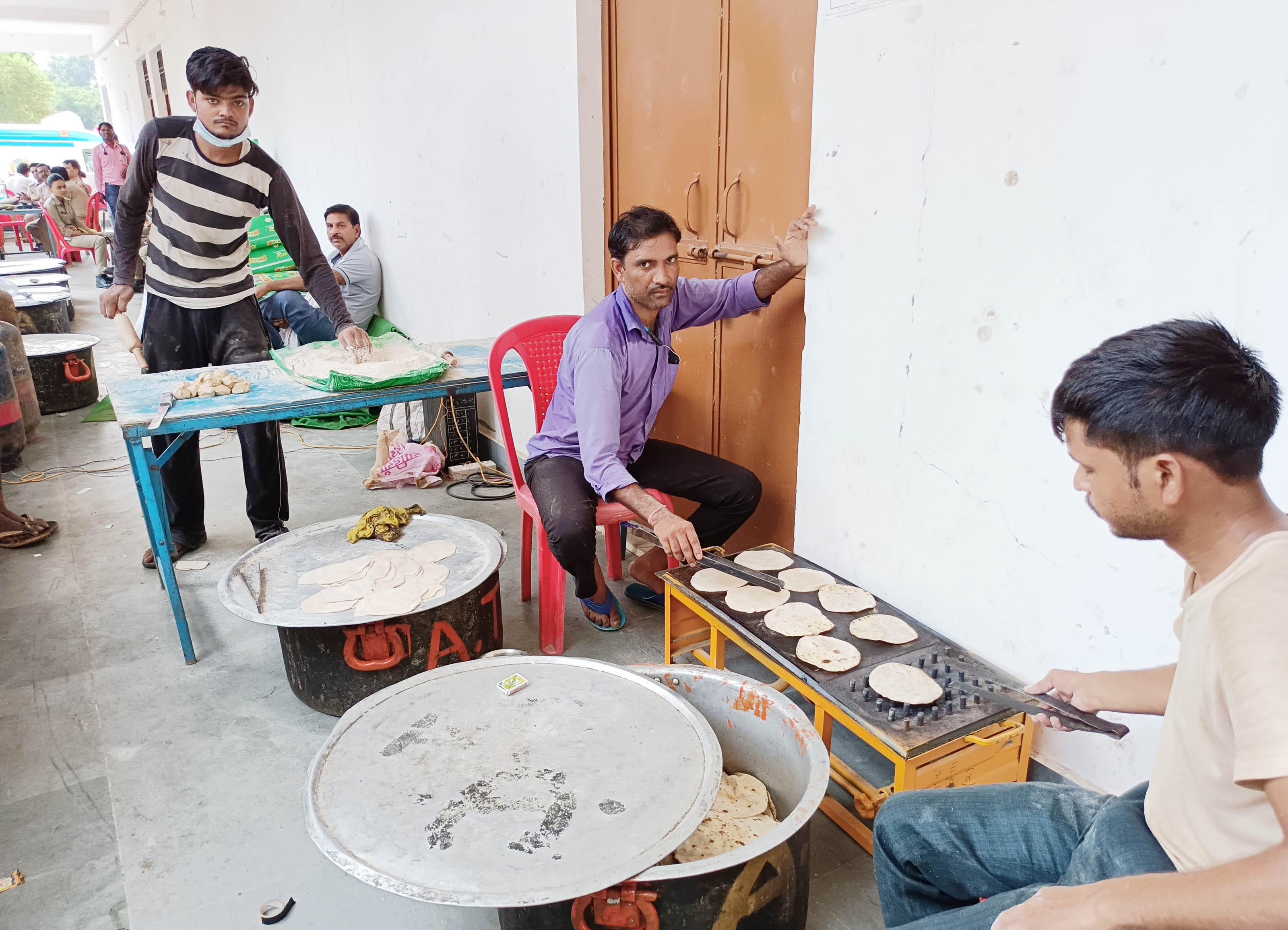 कुछेछा राहत शिविर में रोटी सेंकते हलवाई। संवाद कुछेछा राहत शिविर में रोटी सेंकते हलवाई। संवाद