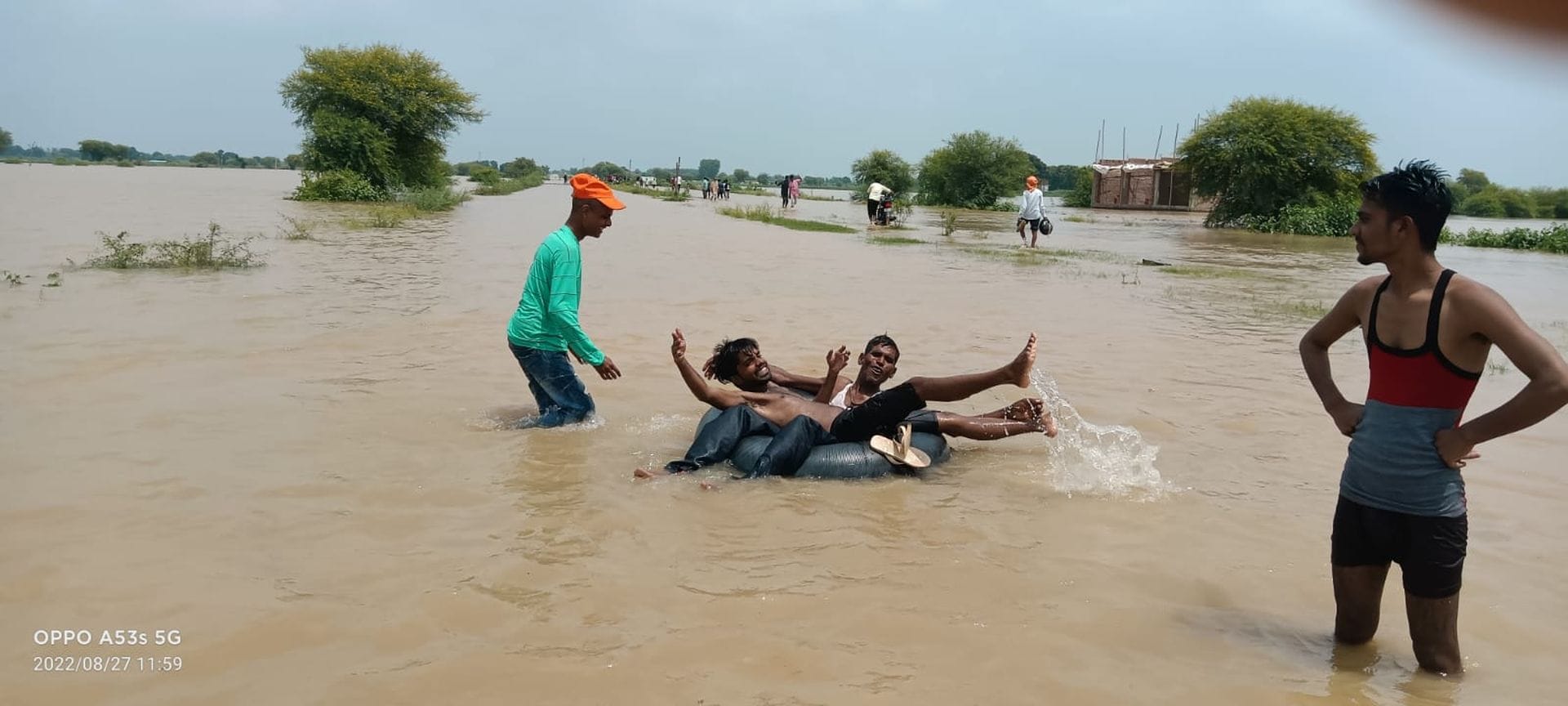 कुठौंद नैनापुर के पास स्टेट हाईवे पर पानी में मस्ती करते युवा। कुठौंद नैनापुर के पास स्टेट हाईवे पर पानी में मस्ती करते युवा।