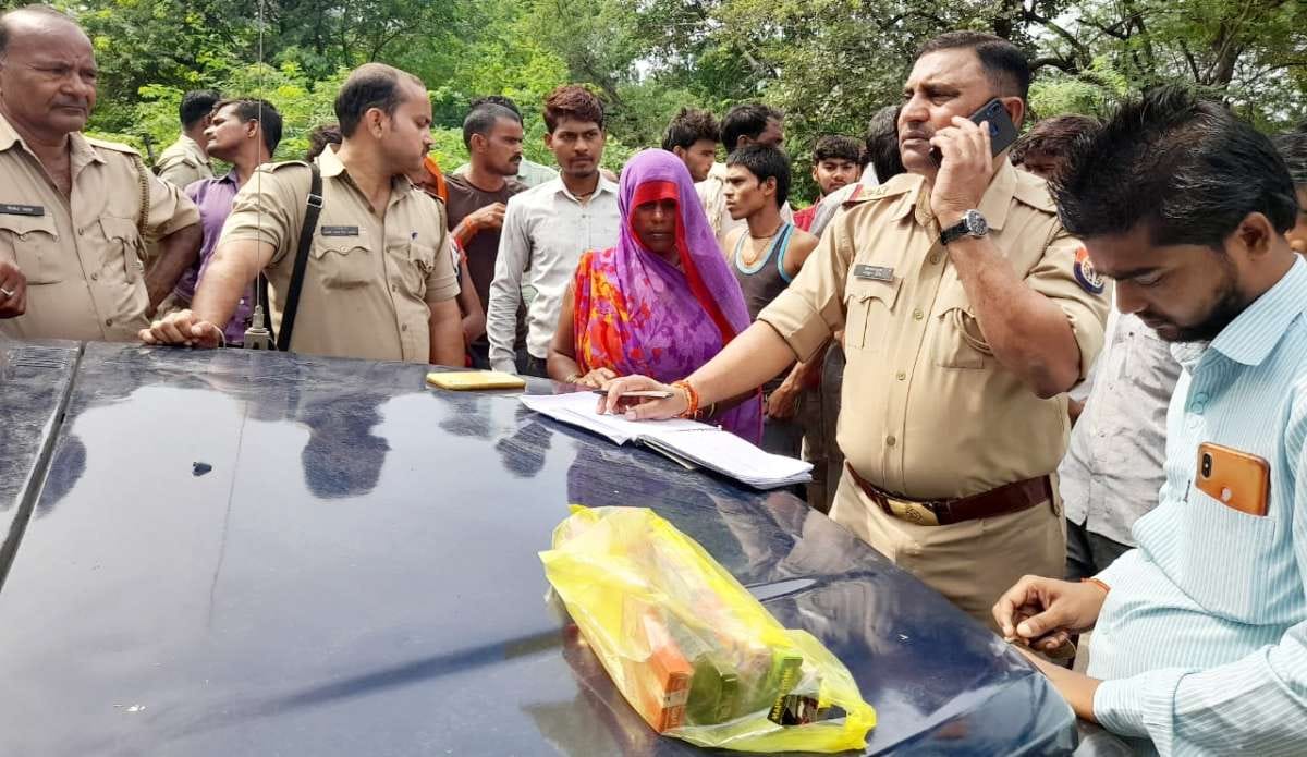 मामले की जांच करती थाना अजनर पुलिस।