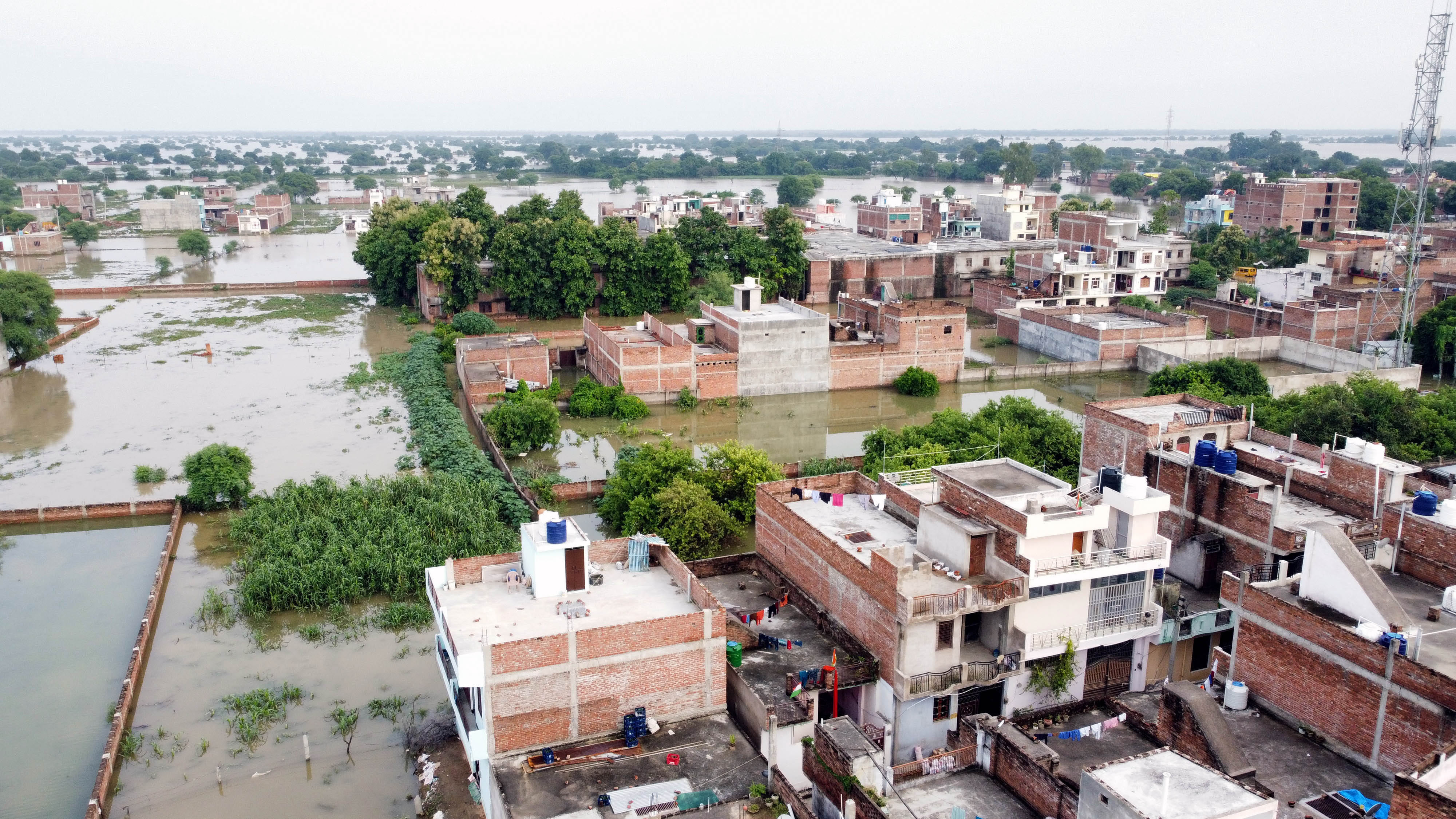 शहर के रानी लक्ष्मीबाई पार्क के पास हाईवे किनारे बाढ़ के पानी से घिरी टीचर्स कॉलोनी। फोटो हरिआम ध शहर के रानी लक्ष्मीबाई पार्क के पास हाईवे किनारे बाढ़ के पानी से घिरी टीचर्स कॉलोनी। फोटो हरिआम ध