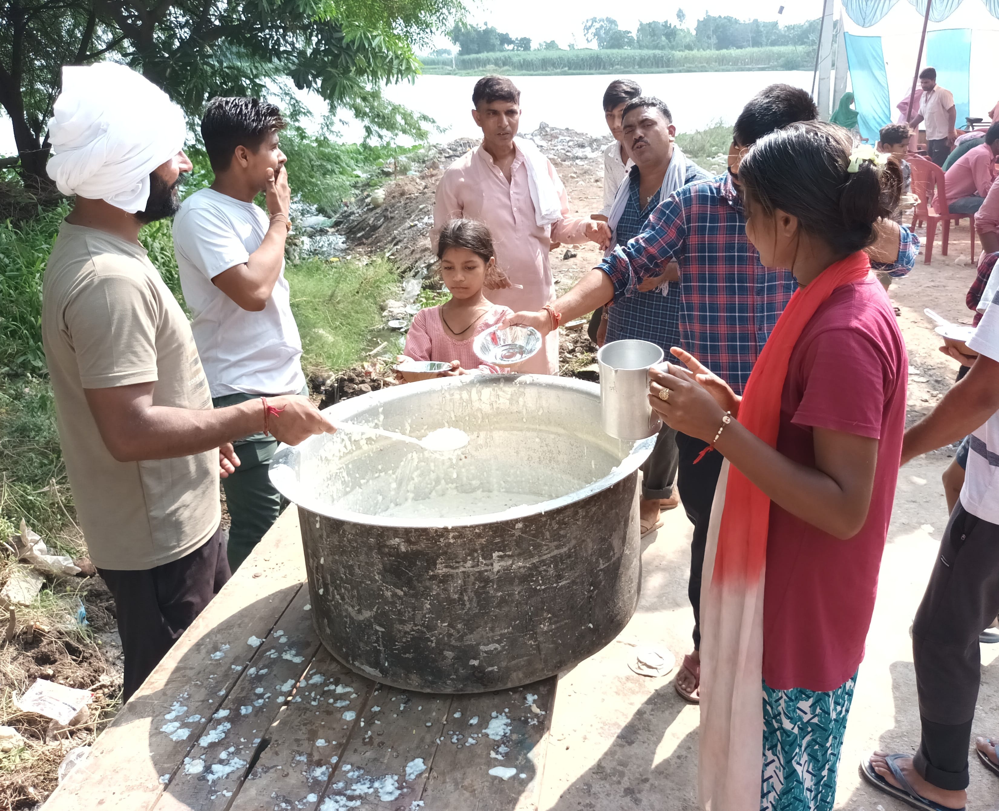टयौढी गांव में भंडारा वितरण करते ग्रामीण