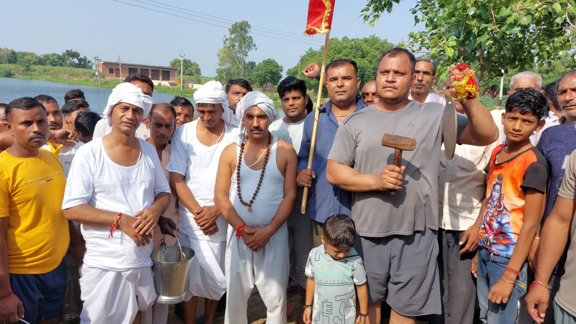 टयौढी गांव में परिक्रमा के दौरान मोजूद  ग्रामीण
