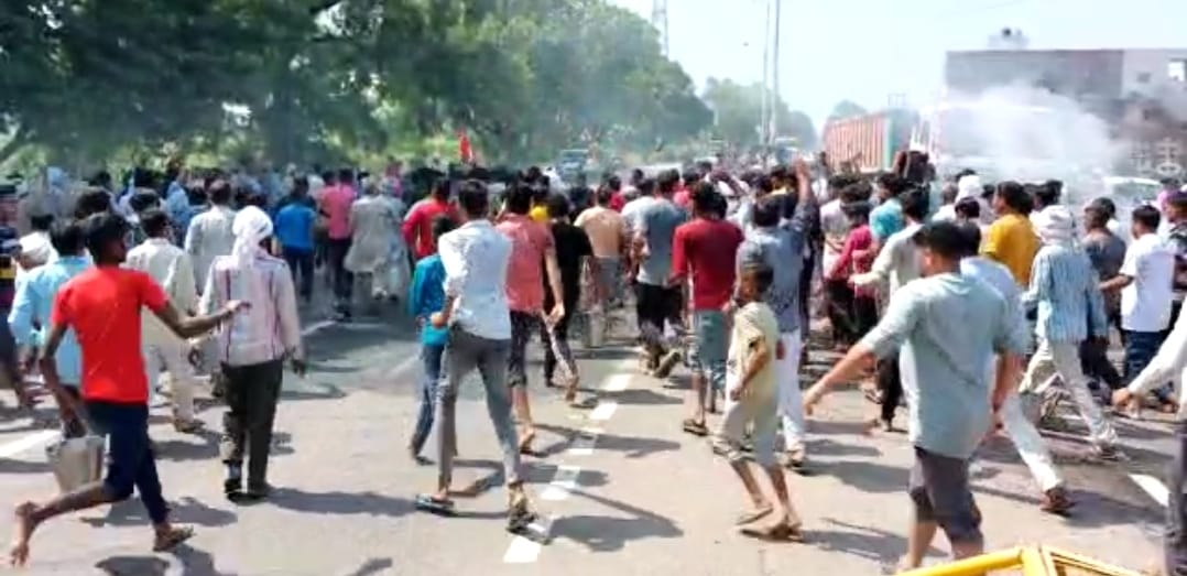 टयौढी गांव में परिक्रमा के दौरान उमड़ी लोगो की भीड़