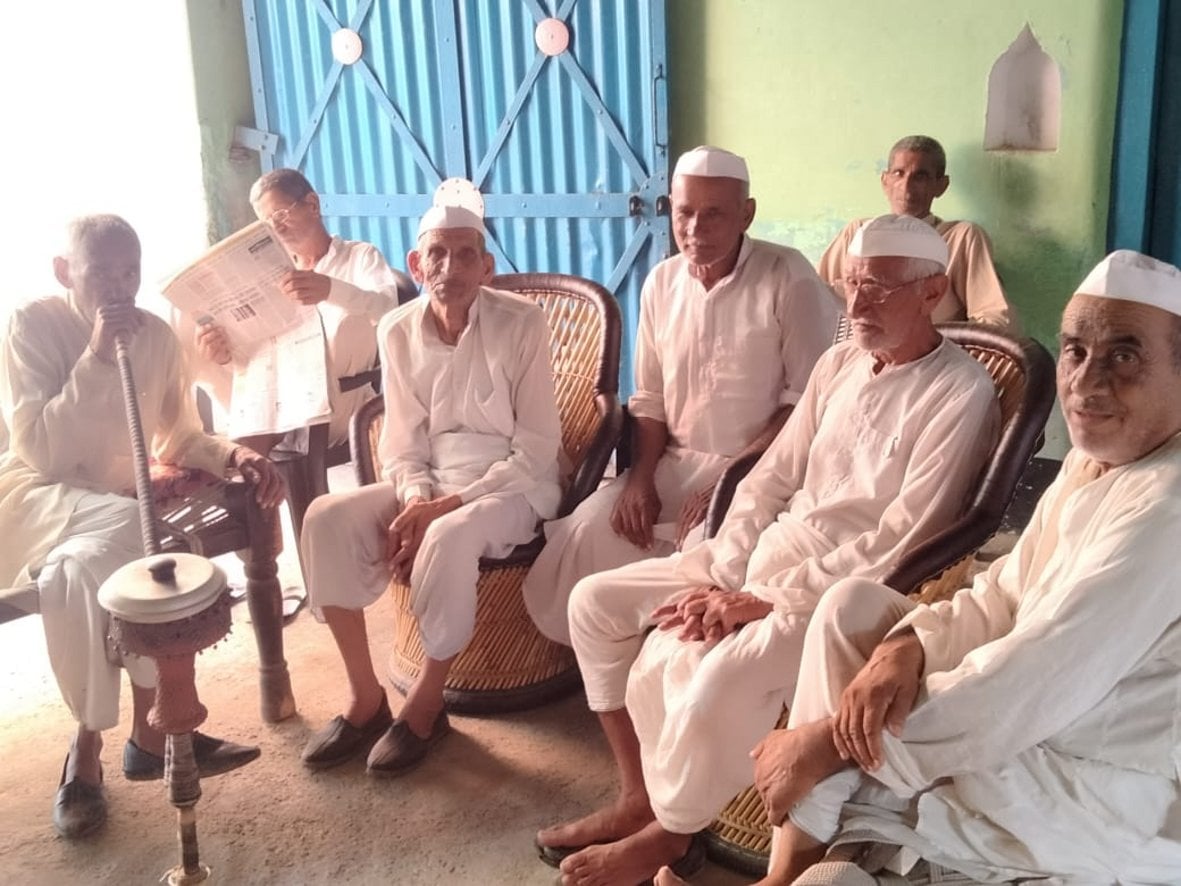 धनौरा गांव में पशुओं में फैली बीमारी को लेकर बैठक करते ग्रामीण धनौरा गांव में पशुओं में फैली बीमारी को लेकर बैठक करते ग्रामीण