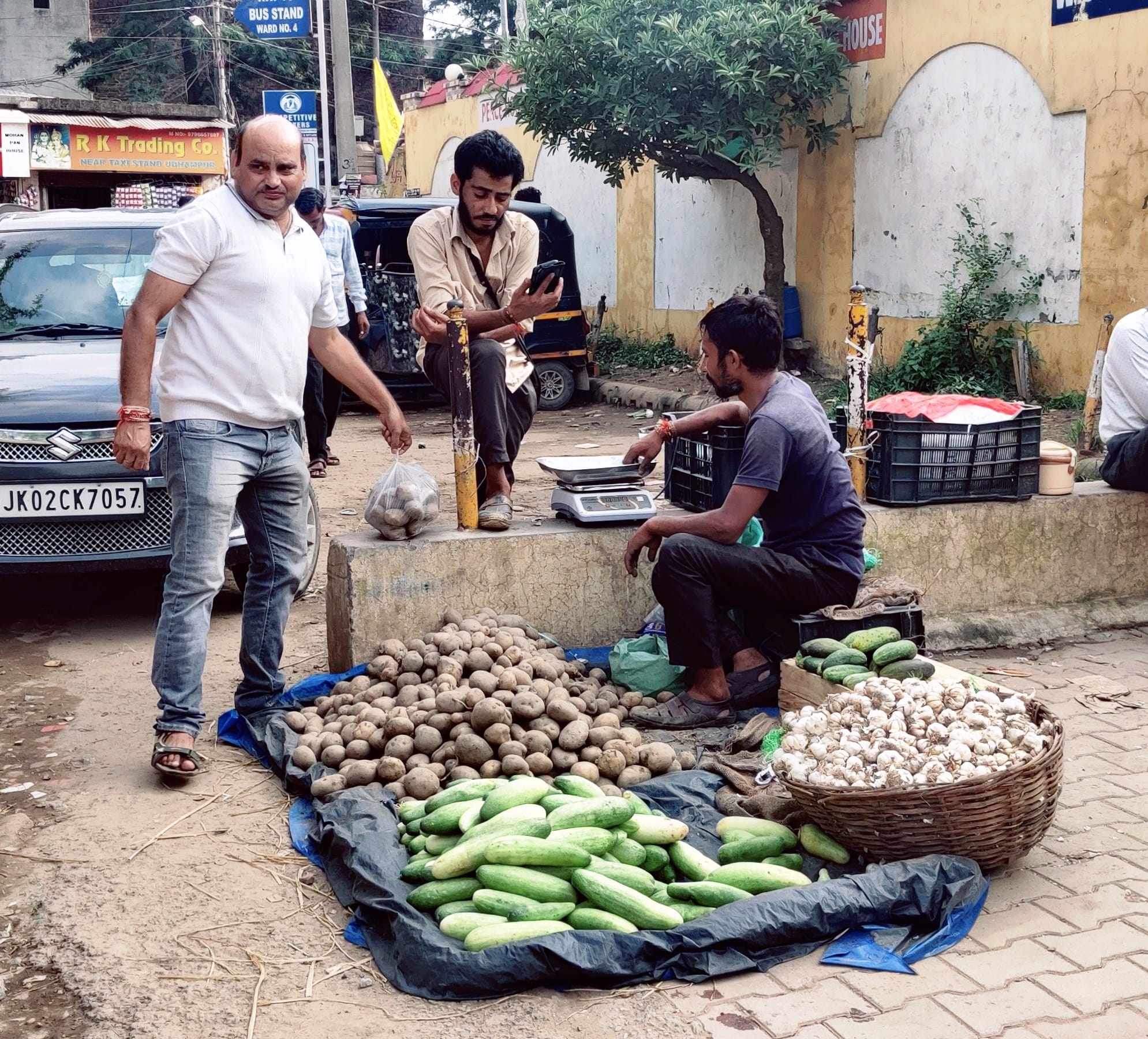 उधमपुर: प्लास्टिक के लिफाफे में सम्मान देते हुए रेहड़ी चालक कथा प्लास्टिक के लिफाफे में अपने घर म उधमपुर: प्लास्टिक के लिफाफे में सम्मान देते हुए रेहड़ी चालक कथा प्लास्टिक के लिफाफे में अपने घर म
