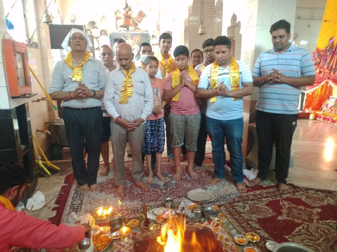 वि मंदिर ददाहू में हवन यज्ञ में पूर्णाहुति डाल पूजा-अर्चना करते श्रद्धालु। संवाद वि मंदिर ददाहू में हवन यज्ञ में पूर्णाहुति डाल पूजा-अर्चना करते श्रद्धालु। संवाद