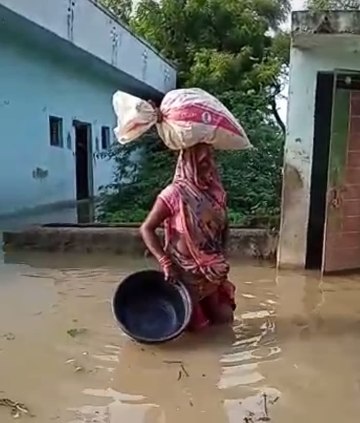 29बीएनडीपी 26 - शंकरपुर गांव से गृहस्थी लेकर सुरक्षित स्थान पर जाती महिला। 29बीएनडीपी 26 - शंकरपुर गांव से गृहस्थी लेकर सुरक्षित स्थान पर जाती महिला।