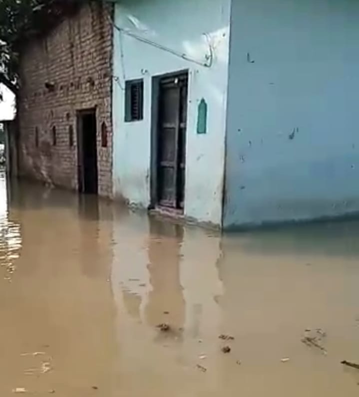 29बीएनडीपी 27- घरों में पांच फिट तक भरा पानी 29बीएनडीपी 27- घरों में पांच फिट तक भरा पानी