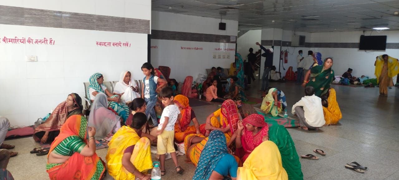 आईसीयू वार्ड के बाहर जमीन पर बैठे तीमारदार। संवाद आईसीयू वार्ड के बाहर जमीन पर बैठे तीमारदार। संवाद