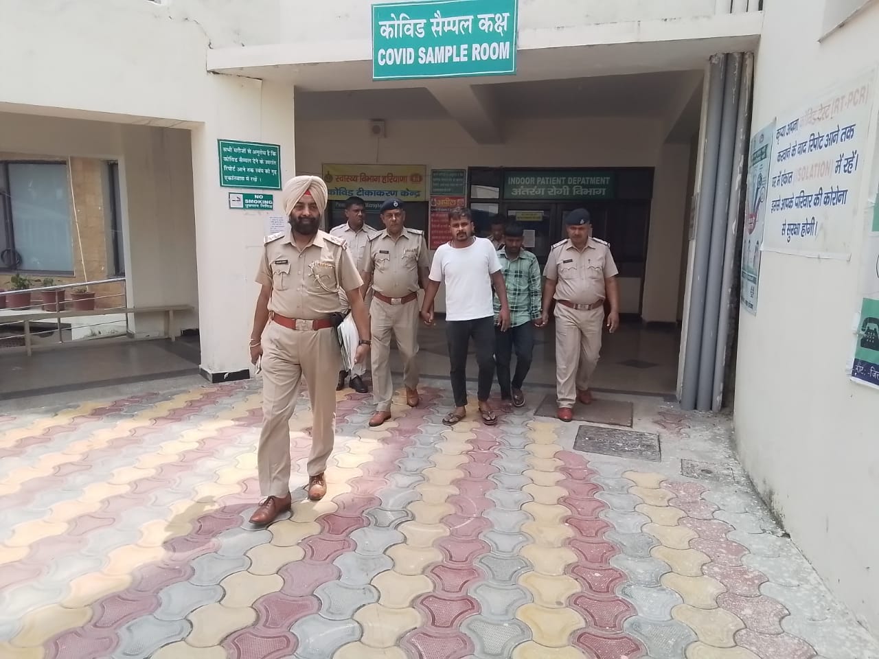 आरोपियों का कोविड टेस्ट करवाने के बाद लेकर जाती पुलिस। संवाद आरोपियों का कोविड टेस्ट करवाने के बाद लेकर जाती पुलिस। संवाद