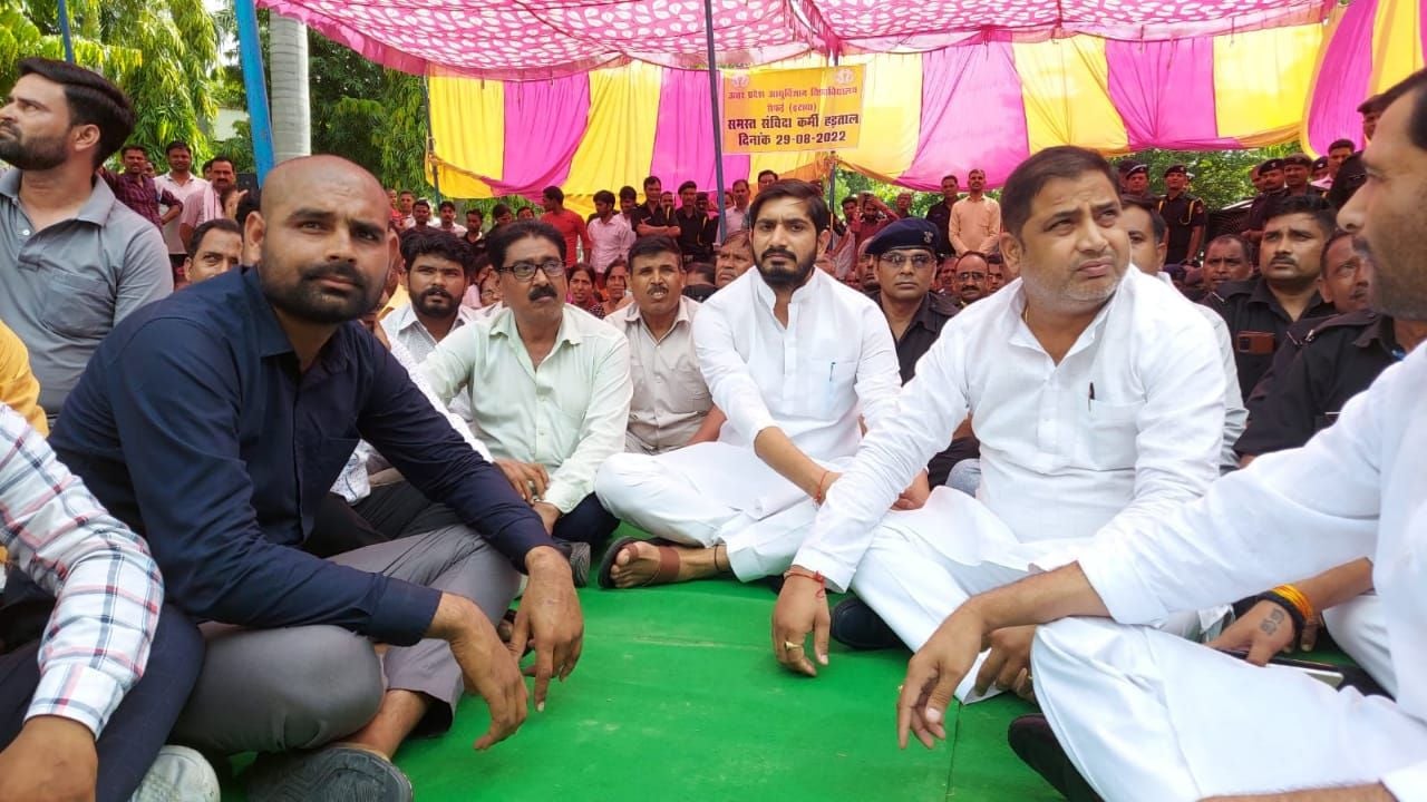 आउटसोर्स कर्मचारियों की हड़ताल में शामिल प्रसपा के प्रदेश अध्यक्ष आदित्य यादव। संवाद आउटसोर्स कर्मचारियों की हड़ताल में शामिल प्रसपा के प्रदेश अध्यक्ष आदित्य यादव। संवाद