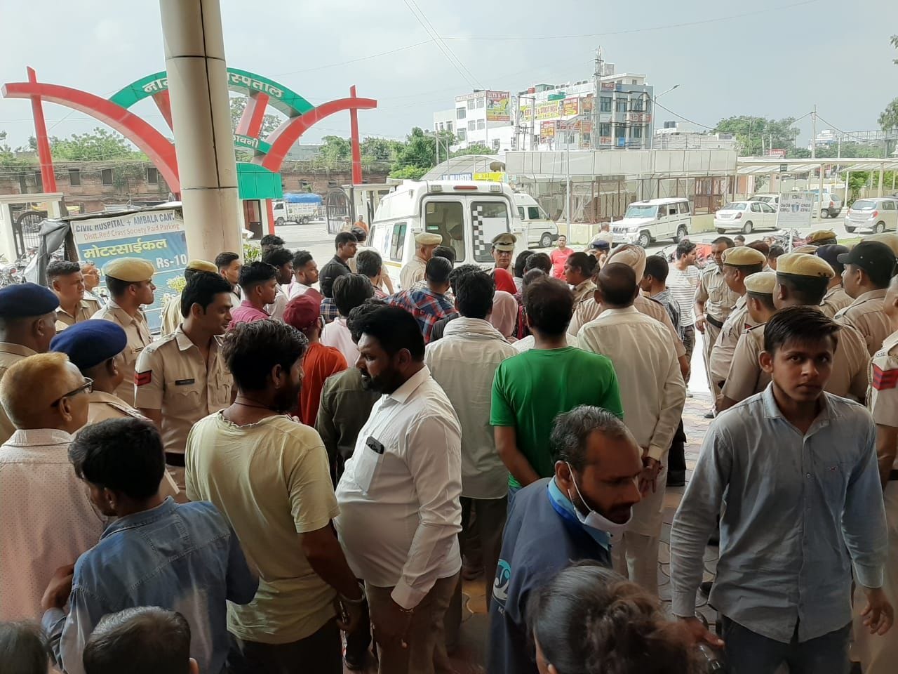 अंबाला छावनी के नागरिक अस्पताल में बाहर मौजूद लोगों की भीड़ व पुलिस। संवाद अंबाला छावनी के नागरिक अस्पताल में बाहर मौजूद लोगों की भीड़ व पुलिस। संवाद