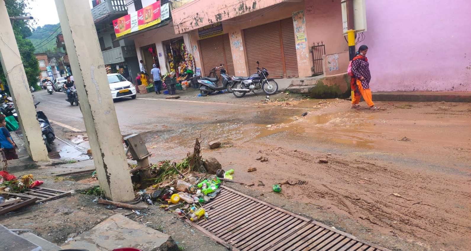 बागेश्वर के मजियाखेत में बरसाती नाला बंद होने से एनएच में पटा मलबा। संवाद न्यूज एजेंसी बागेश्वर के मजियाखेत में बरसाती नाला बंद होने से एनएच में पटा मलबा। संवाद न्यूज एजेंसी