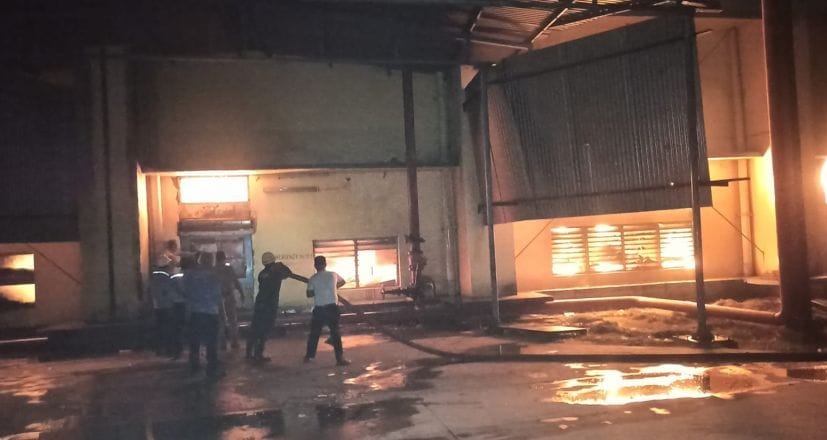 ब्रिटानिया कंपनी में आग बुझाते दमकल कर्मी।