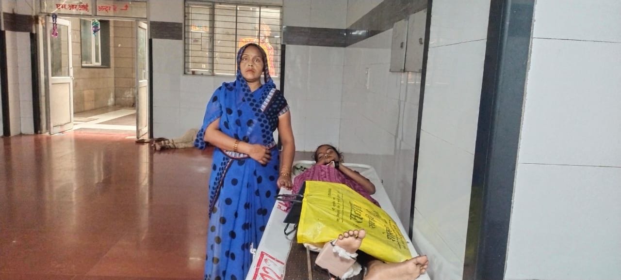 बेटी का एक्सरे कराने के लिए इमरजेंसी से एक्सरे कक्ष तक स्ट्रेचर खींचकर लाईं सरिता। संवाद बेटी का एक्सरे कराने के लिए इमरजेंसी से एक्सरे कक्ष तक स्ट्रेचर खींचकर लाईं सरिता। संवाद