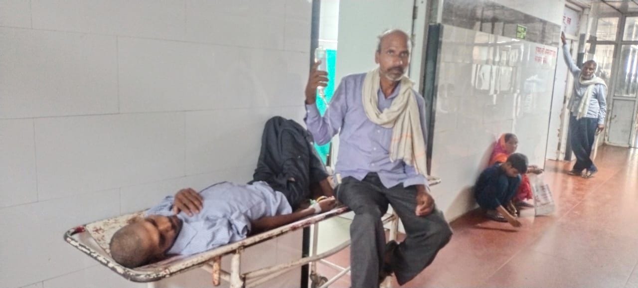 बेटे के लगी बोतल को हाथ में पकड़कर स्ट्रेचर पर बैठे महिपाल। संवाद बेटे के लगी बोतल को हाथ में पकड़कर स्ट्रेचर पर बैठे महिपाल। संवाद