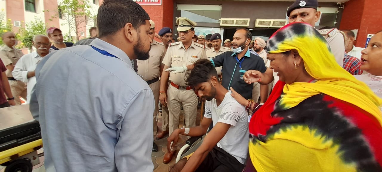 गोलीकांड में घायल युवक को चंडीगढ़ ले जाते परिजन। संवाद गोलीकांड में घायल युवक को चंडीगढ़ ले जाते परिजन। संवाद