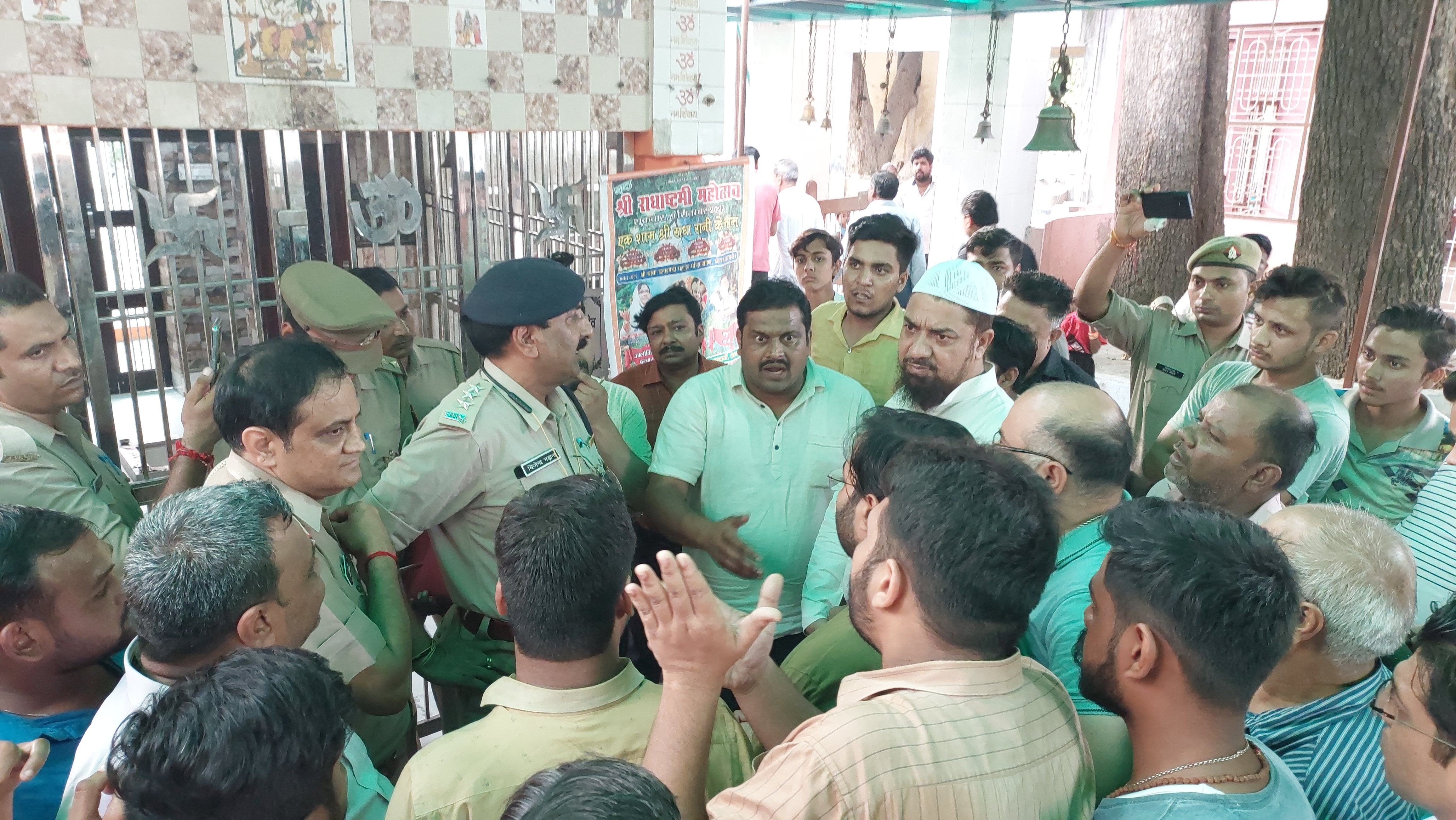 कैराना में बनखंडी मंदिर में चोरी की घटना का विरोध करते पालिका चेयरमैन हाजी अनवर हसन।