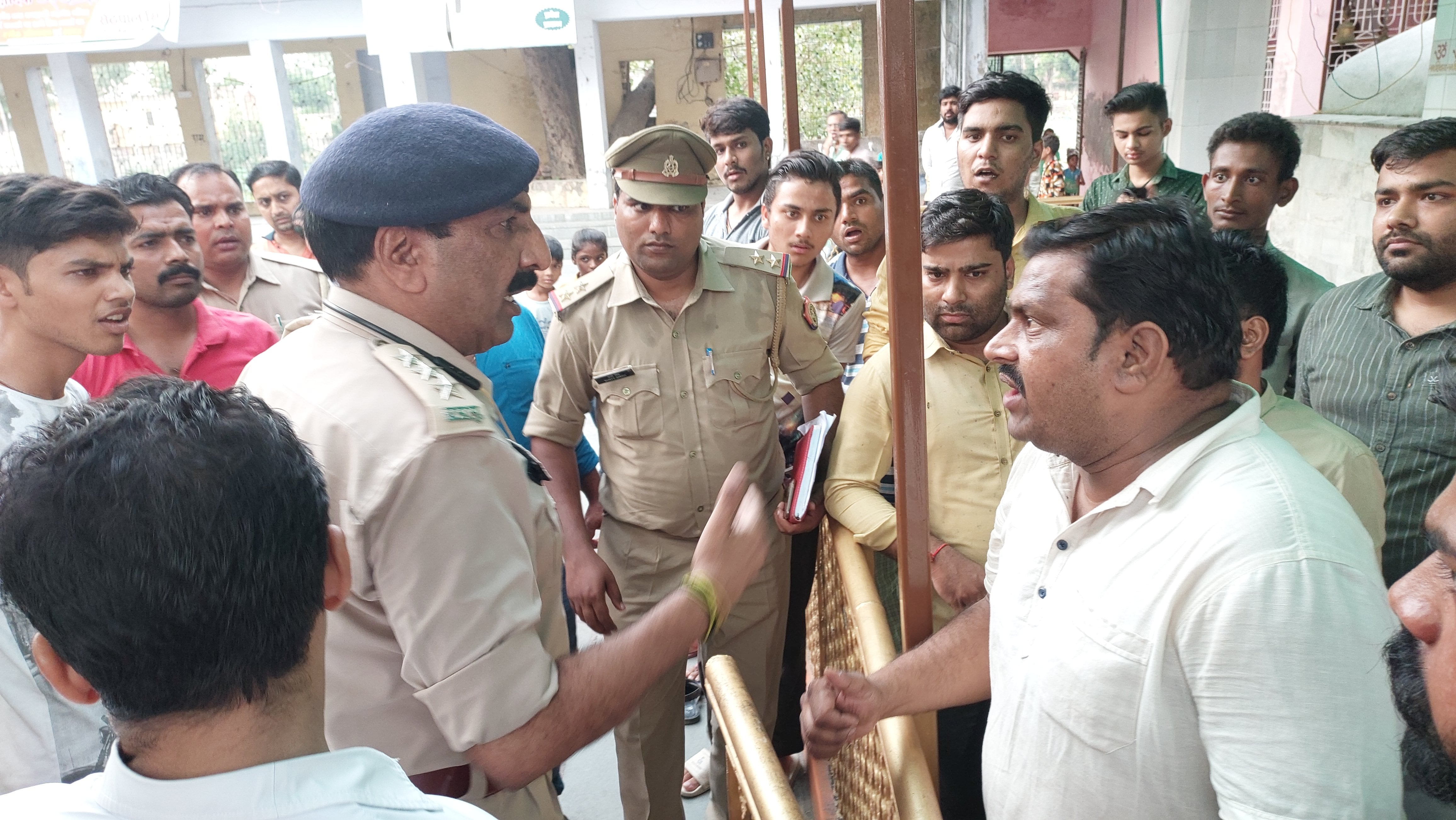 कैराना में बनखंडी मंदिर में चोरी की घटना का विरोध करते व्यापार मंडल अध्यक्ष विपुल जैन।