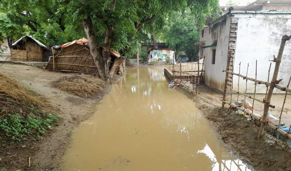 करवधिया मुख्य मार्ग पर भरा गंगा का पानी। संवाद करवधिया मुख्य मार्ग पर भरा गंगा का पानी। संवाद