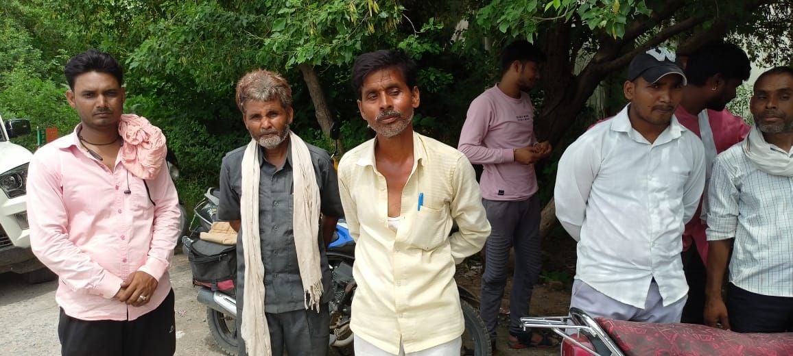 मृतका के परिजन पोस्टमार्टम हाउस में जानकारी देंते मृतका के परिजन पोस्टमार्टम हाउस में जानकारी देंते