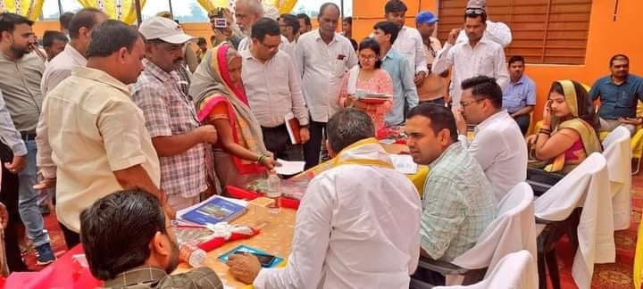 राबर्ट्सगंज ब्लॉक के बेठीगांव निस्क ग्राम समाधान दिवस पर जन समस्या सुनते डीएम चंद्र विजय सिंह। राबर्ट्सगंज ब्लॉक के बेठीगांव निस्क ग्राम समाधान दिवस पर जन समस्या सुनते डीएम चंद्र विजय सिंह।