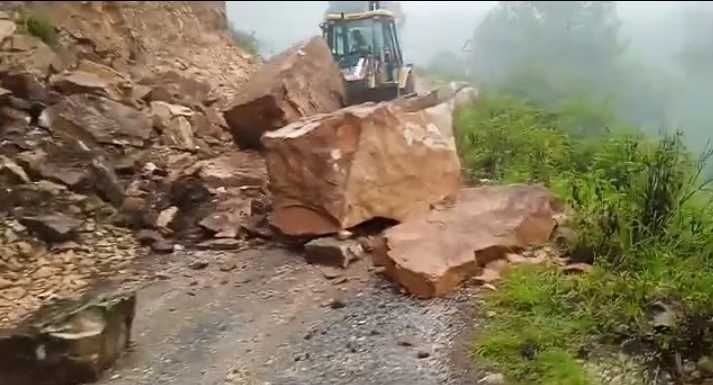 सोमवार को बागेश्वर-गिरेछीना सड़क पर बारिश के दौरान गिरे बोल्डर। संवाद न्यूज एजेंसी सोमवार को बागेश्वर-गिरेछीना सड़क पर बारिश के दौरान गिरे बोल्डर। संवाद न्यूज एजेंसी
