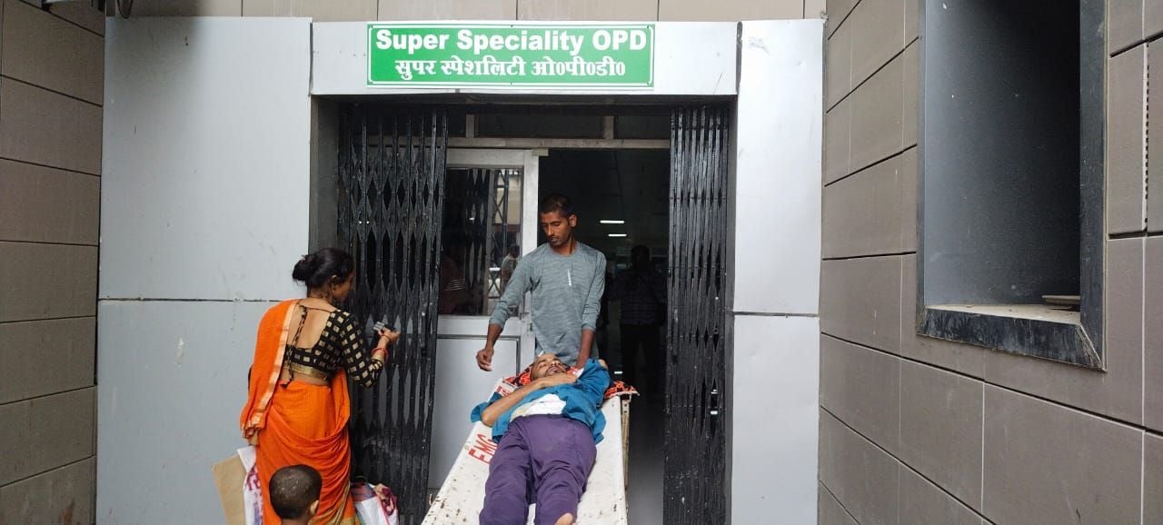 सुपर स्पेशिलिटी इमारत के बाहर एंबुलेंस से उतारकर खुद मरीज को स्ट्रेचर से ले जाते तीमारदार। संवा? सुपर स्पेशिलिटी इमारत के बाहर एंबुलेंस से उतारकर खुद मरीज को स्ट्रेचर से ले जाते तीमारदार। संवा?