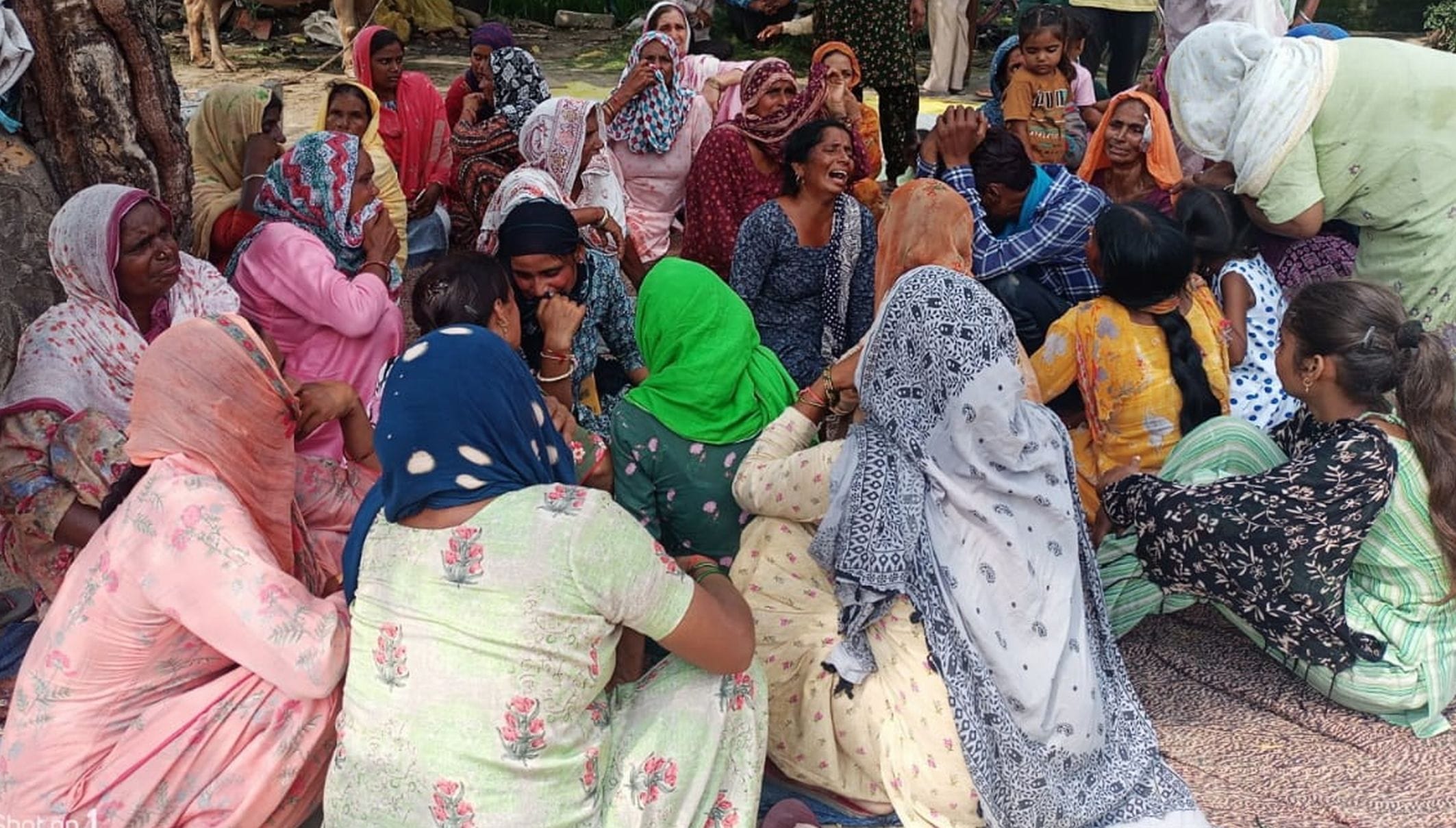 शक्तिफार्म के बसगर गांव में विलाप करती महिलाएं।  संवाद