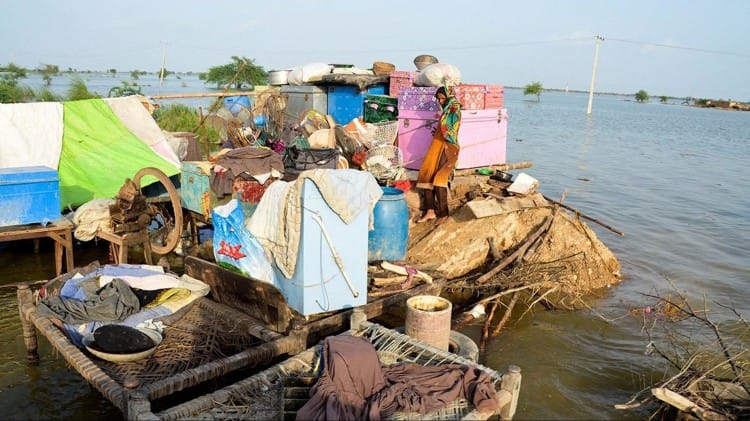 पाकिस्तान में बेघर हुए लोग।