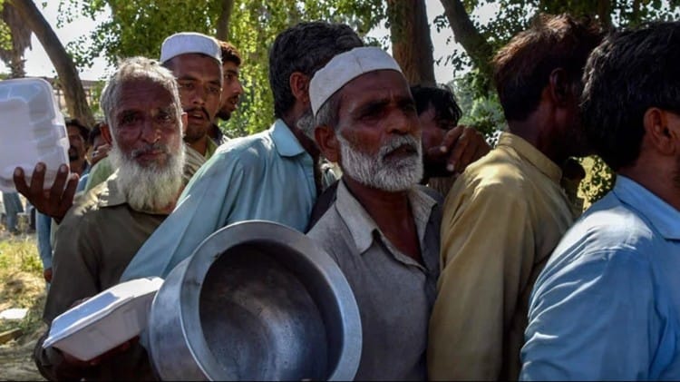 पाकिस्तान में बाढ़ का कहर। खाने के लिए लाइन में लगे लोग।