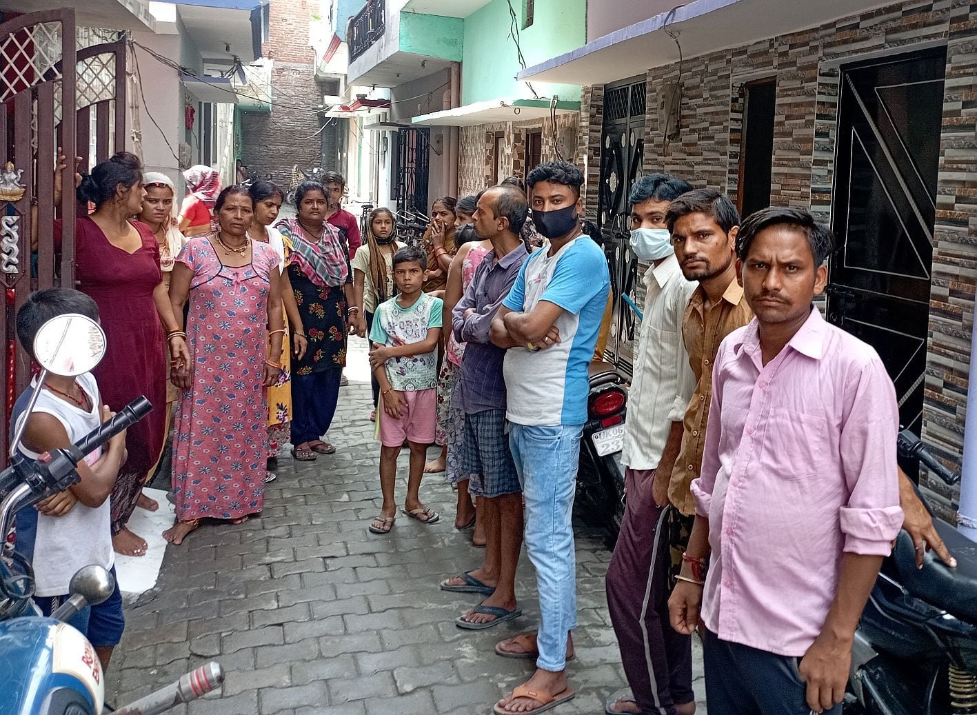 आजाद नगर में जहरीली गैस के रिसाव से सहमे हुए लोग। संवाद आजाद नगर में जहरीली गैस के रिसाव से सहमे हुए लोग। संवाद