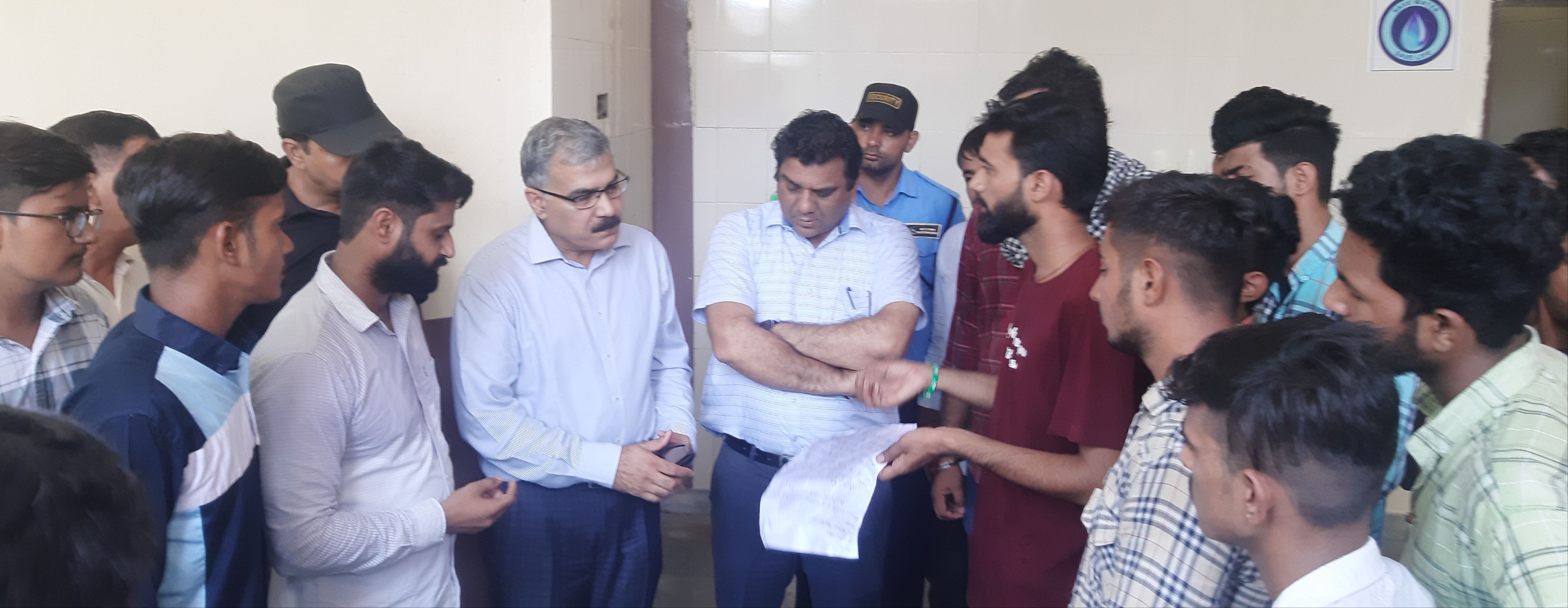 अपनी मांगो को लेकर रजिस्ट्रार व परिक्षा नियंत्रक को ज्ञापन देते एसएसए छात्र संगठन के पदाधिकारी।