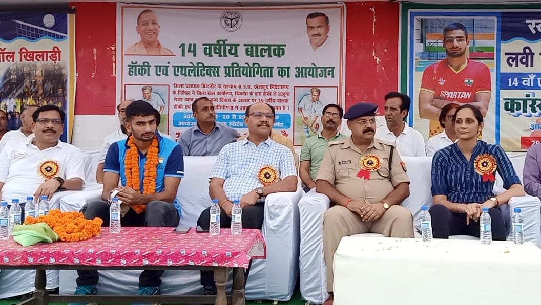 बिजनौर नेहरू स्टेडियम में अंतरराष्ट्रीय वॉलीबॉल खिलाड़ी लवी चौधरी डीएम व एसपी के साथ। बिजनौर नेहरू स्टेडियम में अंतरराष्ट्रीय वॉलीबॉल खिलाड़ी लवी चौधरी डीएम व एसपी के साथ।